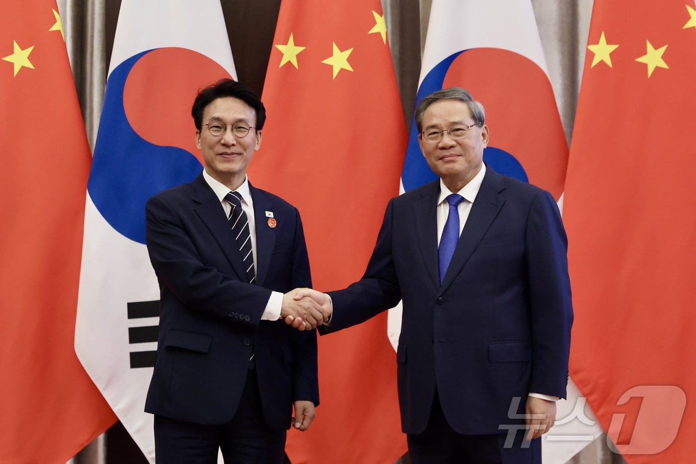 (서울=뉴스1) 이호윤 기자 = 김민석 국무총리가 23일 중국 다롄에서 리창 국무원 총리와 회담을 갖기 전 기념촬영을 하고 있다.(국무총리실 제공. 재판매 및 DB금지) 2026. …