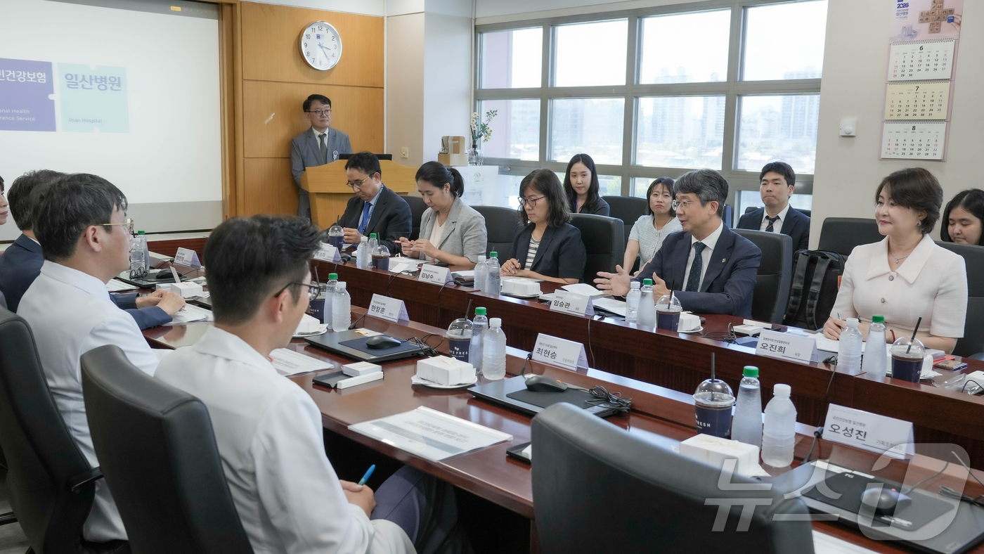 (서울=뉴스1) 김진환 기자 = 임승관 질병관리청장이 23일 국민건강보험공단 일산병원을 방문해 경기 북부 아토피·천식 교육정보센터 운영 현황을 점검한 후 현장 의견을 청취하고 있다 …