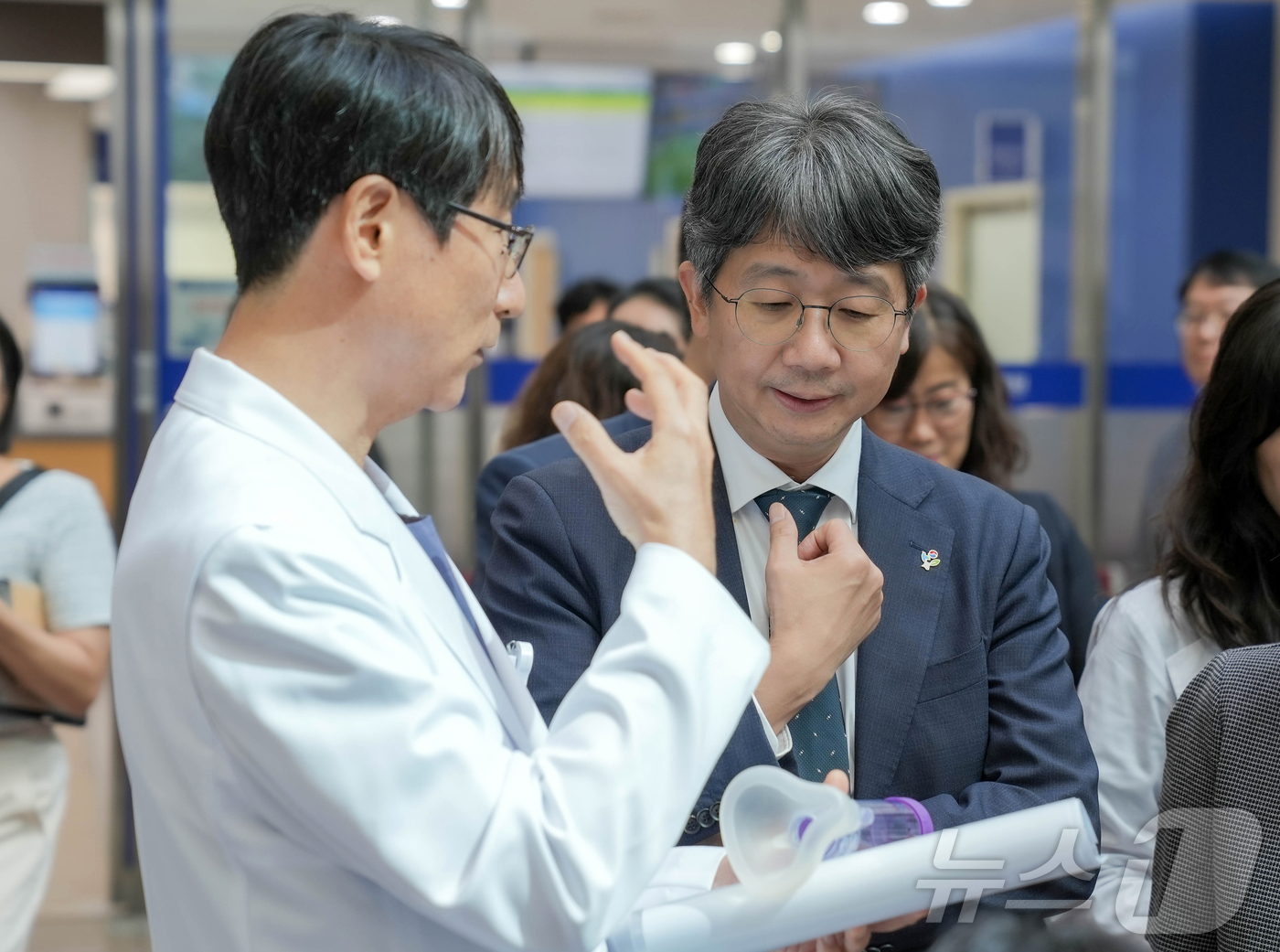 (서울=뉴스1) 김진환 기자 = 임승관 질병관리청장이 23일 국민건강보험공단 일산병원을 방문해 경기 북부 알레르기 바로 알기 홍보부스를 참관하고 있다. (질병관리청 제공, 재판매 …