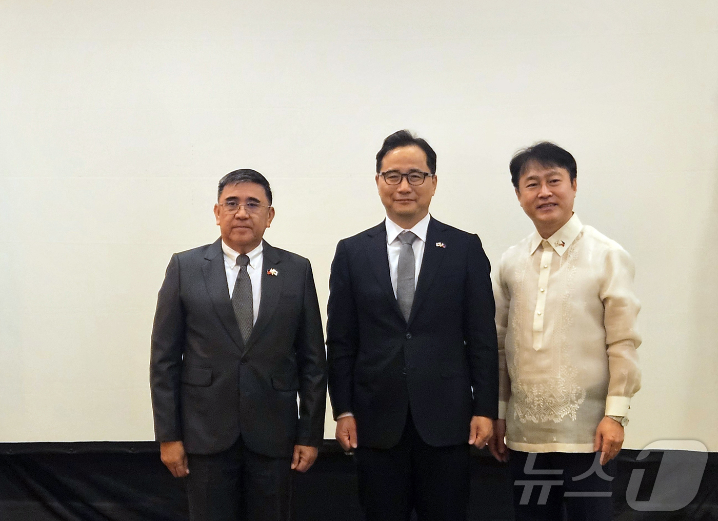 (서울=뉴스1) = 23일 필리핀 마닐라에서 개최된 한-필리핀 방산군수공동위원회에서 김일동 방위사업청 차장(가운데)이 레네 라울 호나산 필리핀 국방부 군수획득차관보(공동위원장), …