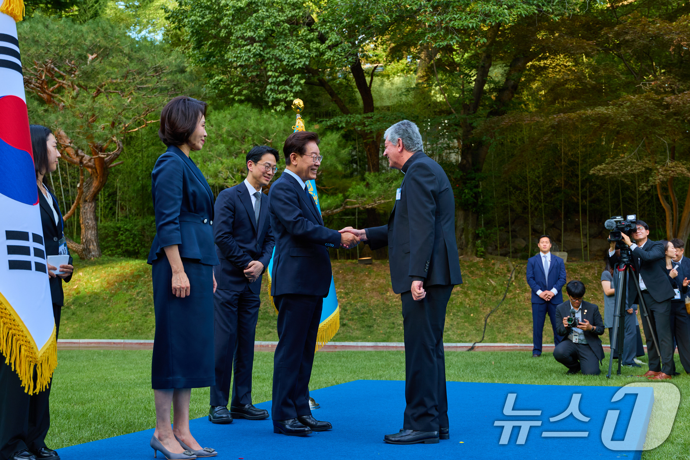 (서울=뉴스1) 허경 기자 = 이재명 대통령이 23일 청와대 녹지원에서 열린 주한외교단 만찬에서 조반니 가스파리 주한 교황청 대사와 인사하고 있다. (청와대 제공. 재판매 및 DB …