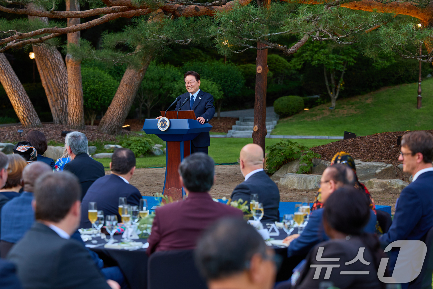 (서울=뉴스1) 허경 기자 = 이재명 대통령이 23일 청와대 녹지원에서 열린 주한외교단 만찬에서 발언하고 있다. (청와대 제공. 재판매 및 DB 금지) 2026.6.23/뉴스1