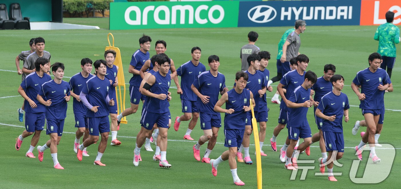본문 이미지 - 대한민국 축구 국가대표팀 선수들이 23일(현지시간) 멕시코 몬테레이 유니버시티 스타디움에서 남아공과 조별리그 최종전을 앞두고 훈련을 하고 있다. 2026.6.24 ⓒ 뉴스1 박지혜 기자