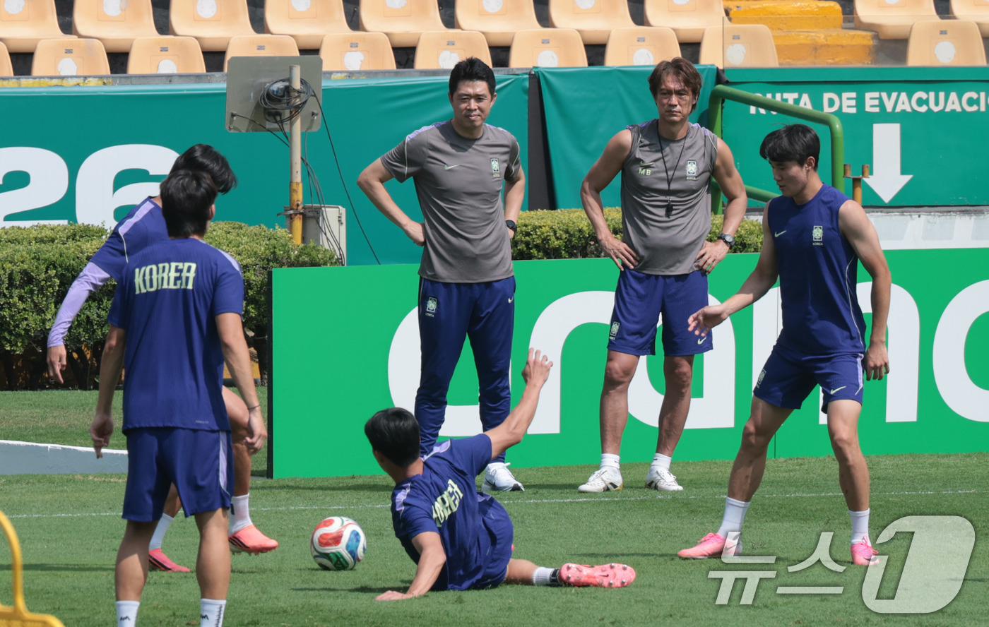 (몬테레이(멕시코)=뉴스1) 박지혜 기자 = 대한민국 축구 국가대표팀 홍명보 감독이 23일(현지시간) 멕시코 몬테레이 유니버시티 스타디움에서 남아공과 조별리그 최종전을 앞두고 훈련 …