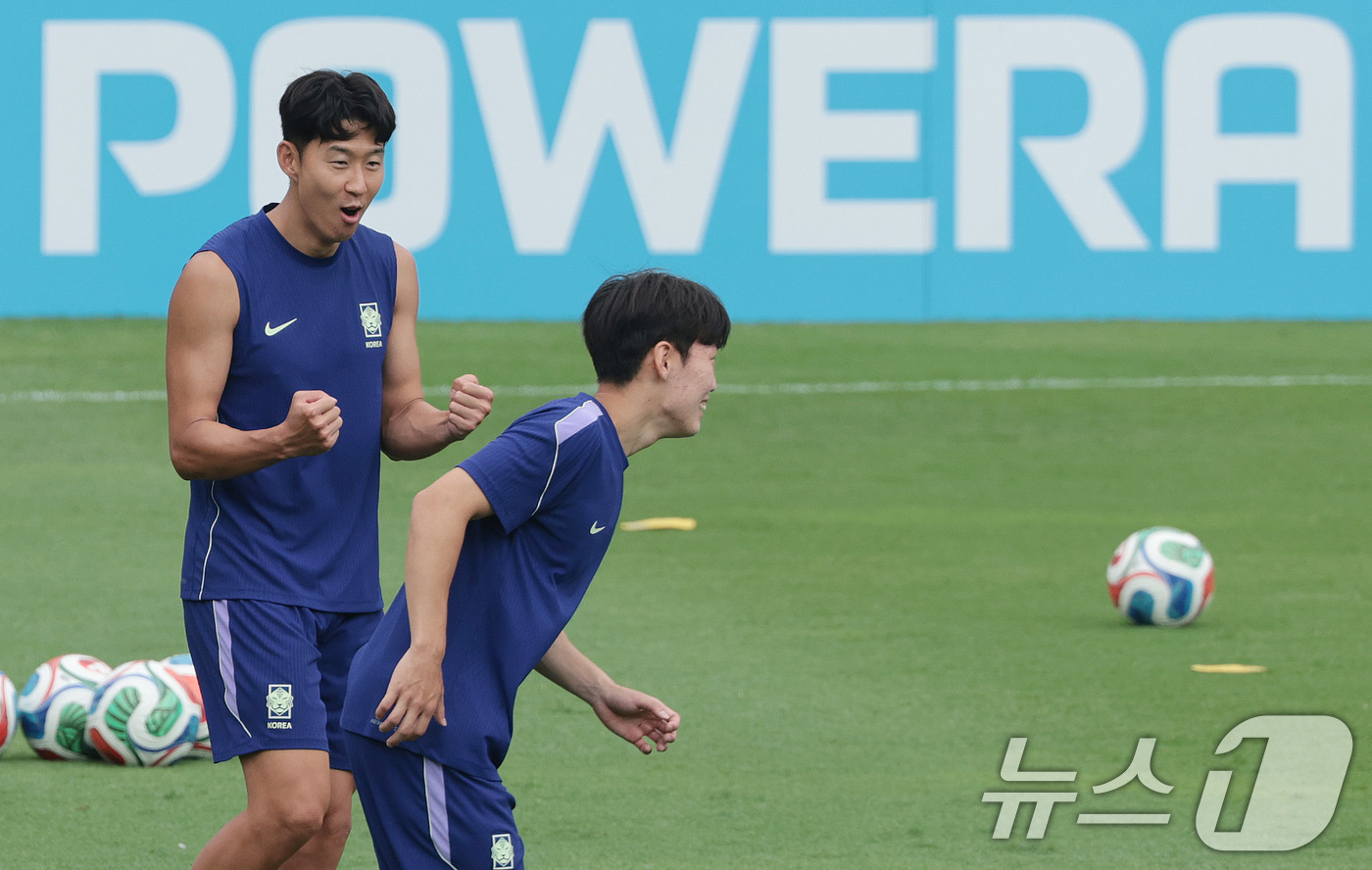 (몬테레이(멕시코)=뉴스1) 박지혜 기자 = 대한민국 축구 국가대표팀 주장 손흥민이 23일(현지시간) 멕시코 몬테레이 유니버시티 스타디움에서 남아공과 조별리그 최종전을 앞두고 훈련 …