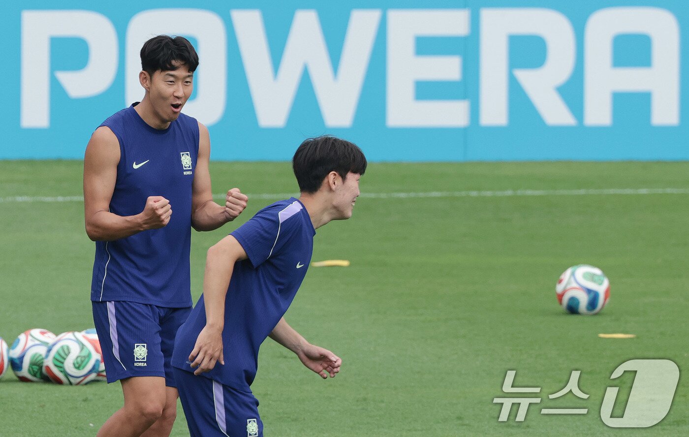 본문 이미지 - 대한민국 축구 국가대표팀 주장 손흥민이 23일(현지시간) 멕시코 몬테레이 유니버시티 스타디움에서 남아공과 조별리그 최종전을 앞두고 훈련중 후배를 응원하고 있다. 2026.6.24 ⓒ 뉴스1 박지혜 기자