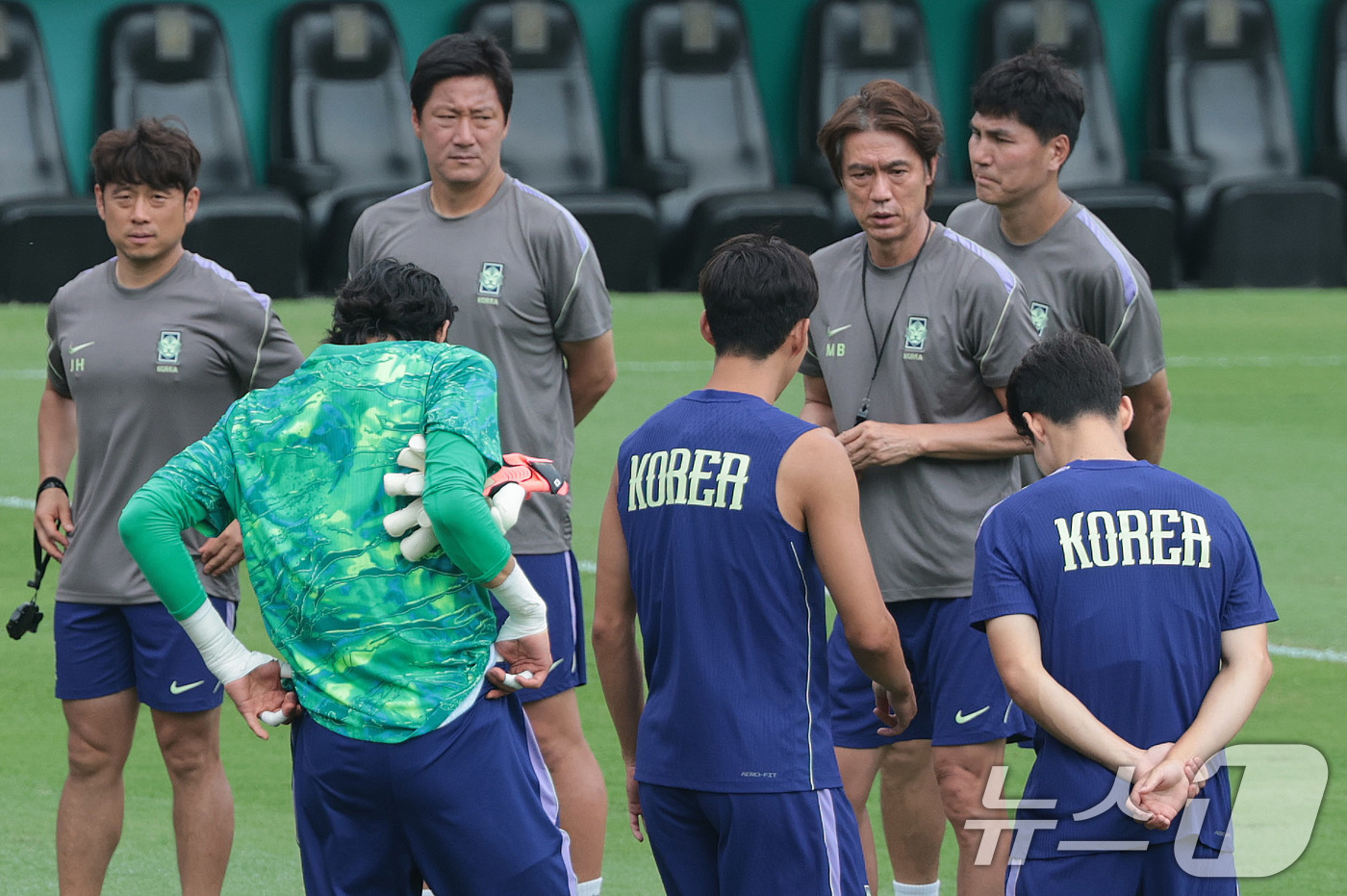 (몬테레이(멕시코)=뉴스1) 박지혜 기자 = 대한민국 축구 국가대표팀 홍명보 감독이 23일(현지시간) 멕시코 몬테레이 유니버시티 스타디움에서 남아공과 조별리그 최종전을 앞두고 훈련 …
