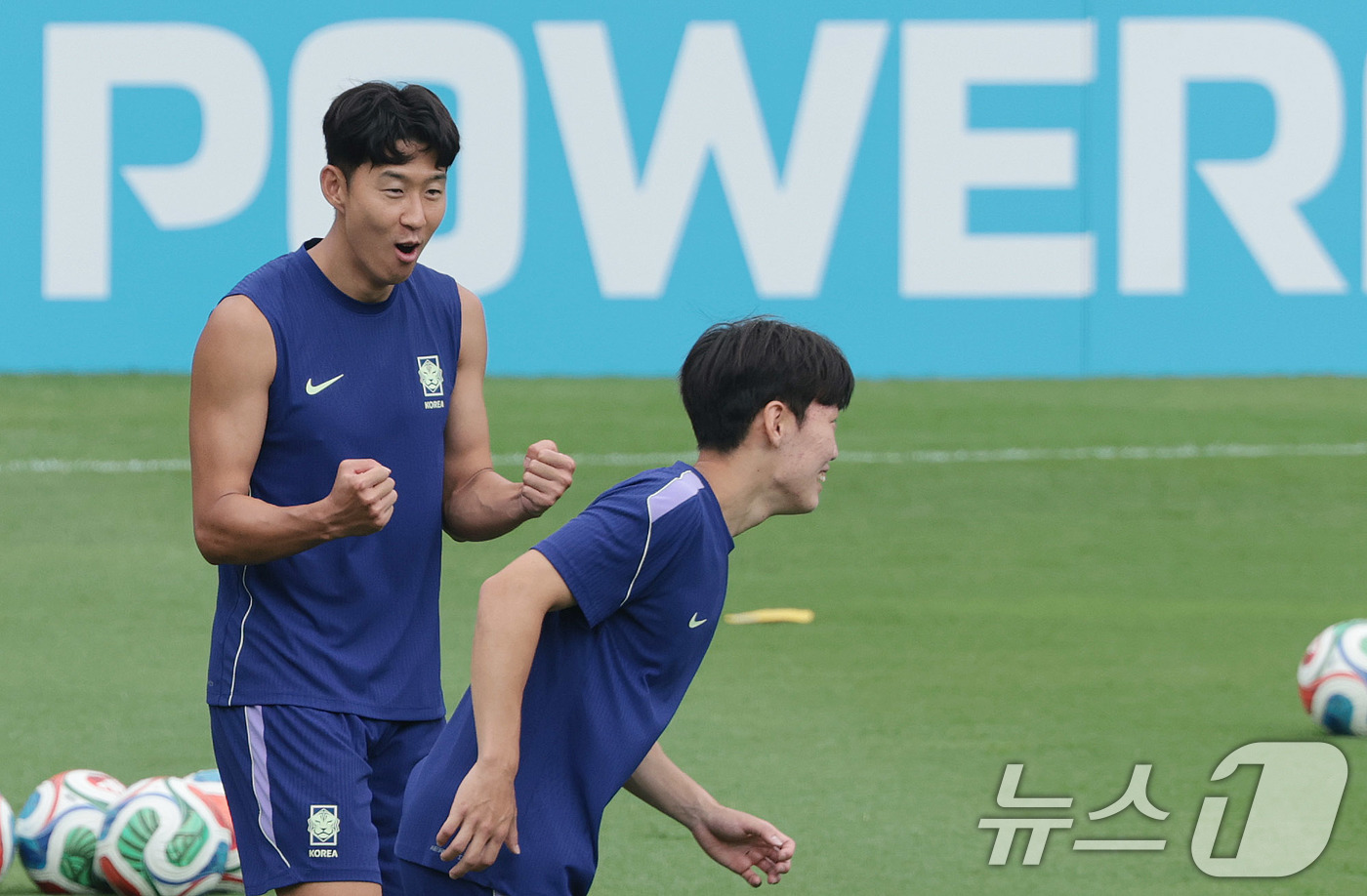 (몬테레이(멕시코)=뉴스1) 박지혜 기자 = 대한민국 축구 국가대표팀 주장 손흥민이 23일(현지시간) 멕시코 몬테레이 유니버시티 스타디움에서 남아공과 조별리그 최종전을 앞두고 후배 …