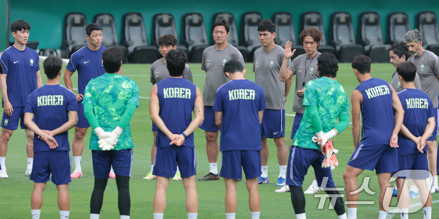 (몬테레이(멕시코)=뉴스1) 박지혜 기자 = 대한민국 축구 국가대표팀 홍명보 감독이 23일(현지시간) 멕시코 몬테레이 유니버시티 스타디움에서 남아공과 조별리그 최종전을 앞두고 훈련 …