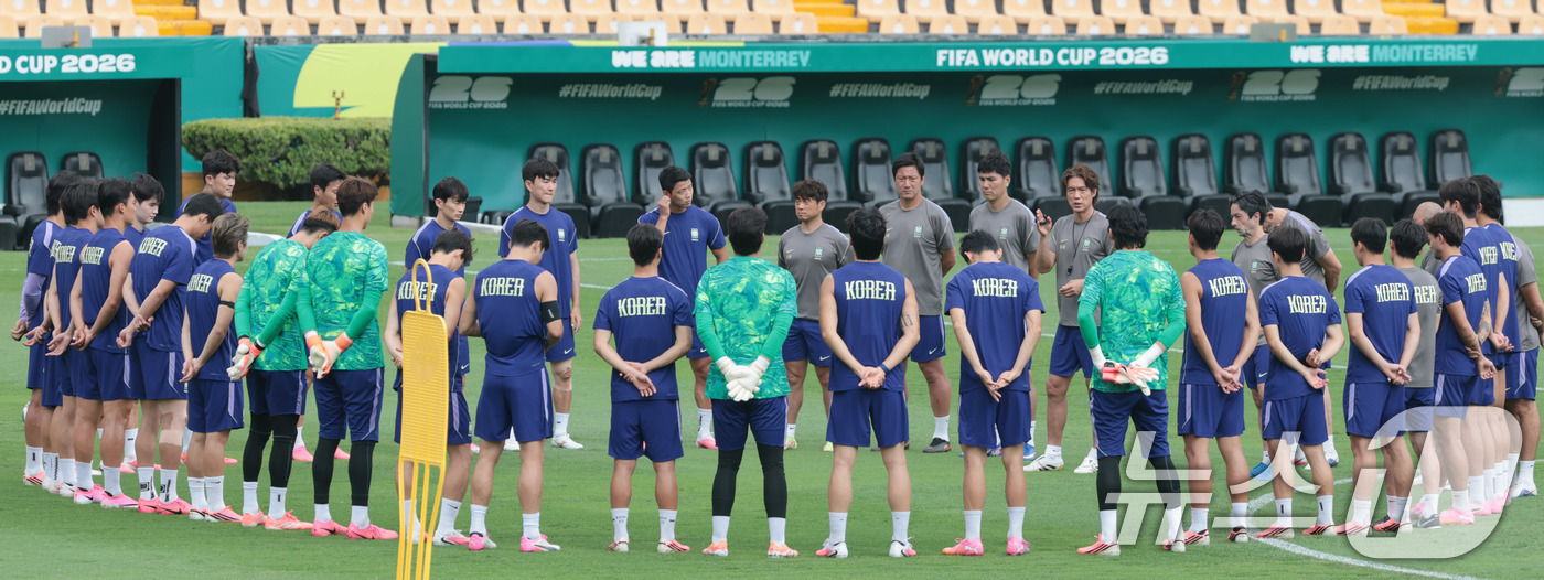 (몬테레이(멕시코)=뉴스1) 박지혜 기자 = 대한민국 축구 국가대표팀 홍명보 감독이 23일(현지시간) 멕시코 몬테레이 유니버시티 스타디움에서 남아공과 조별리그 최종전을 앞두고 훈련 …