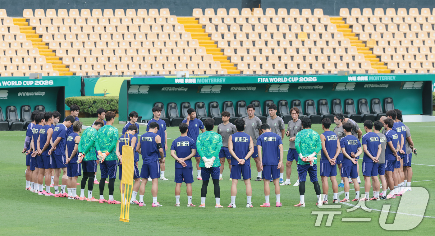 (몬테레이(멕시코)=뉴스1) 박지혜 기자 = 대한민국 축구 국가대표팀 홍명보 감독이 23일(현지시간) 멕시코 몬테레이 유니버시티 스타디움에서 남아공과 조별리그 최종전을 앞두고 훈련 …
