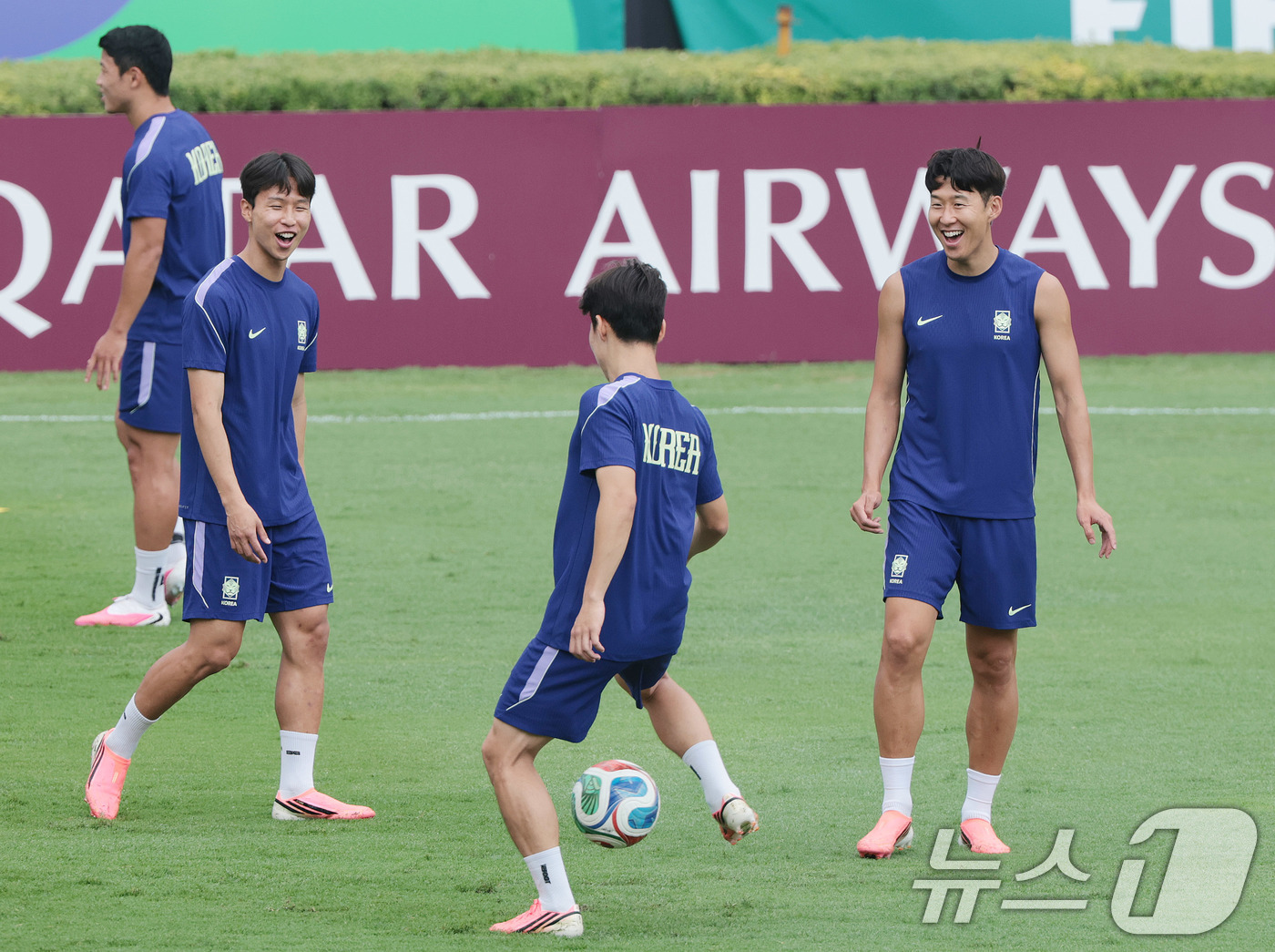 (몬테레이(멕시코)=뉴스1) 박지혜 기자 = 대한민국 축구 국가대표팀 주장 손흥민이 23일(현지시간) 멕시코 몬테레이 유니버시티 스타디움에서 남아공과 조별리그 최종전을 앞두고 훈련 …