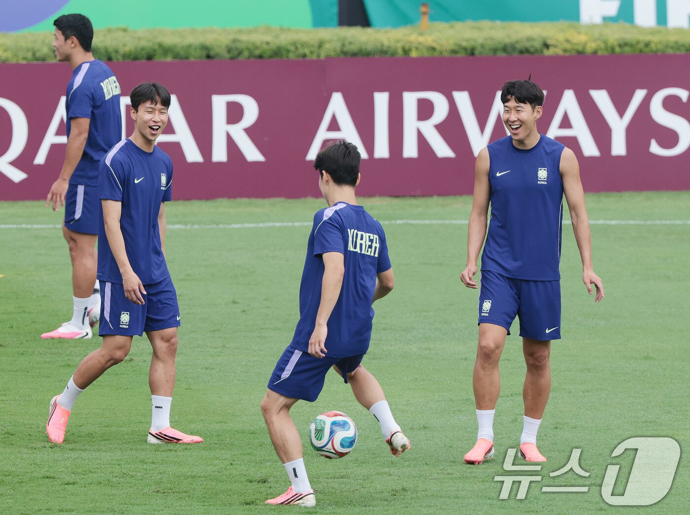 본문 이미지 - 대한민국 축구 국가대표팀 주장 손흥민이 23일(현지시간) 멕시코 몬테레이 유니버시티 스타디움에서 남아공과 조별리그 최종전을 앞두고 훈련을 하고 있다. 2026.6.24 ⓒ 뉴스1 박지혜 기자