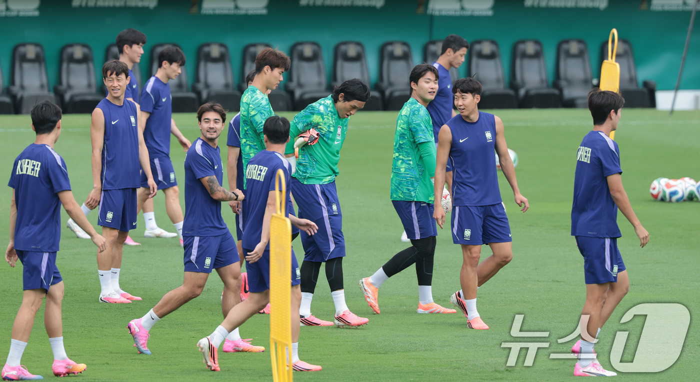 (몬테레이(멕시코)=뉴스1) 박지혜 기자 = 대한민국 축구 국가대표팀 선수들이 23일(현지시간) 멕시코 몬테레이 유니버시티 스타디움에서 남아공과 조별리그 최종전을 앞두고 훈련을 하 …