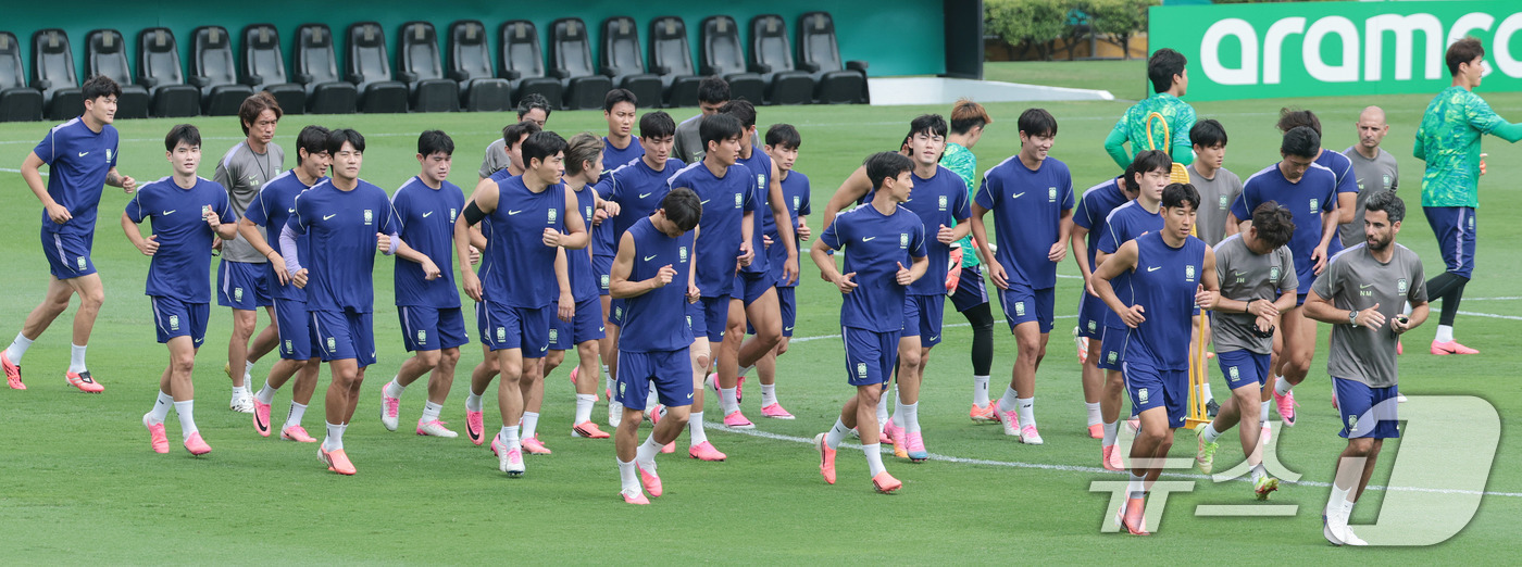(몬테레이(멕시코)=뉴스1) 박지혜 기자 = 대한민국 축구 국가대표팀 주장 손흥민을 비롯한 선수들이 23일(현지시간) 멕시코 몬테레이 유니버시티 스타디움에서 남아공과 조별리그 최종 …