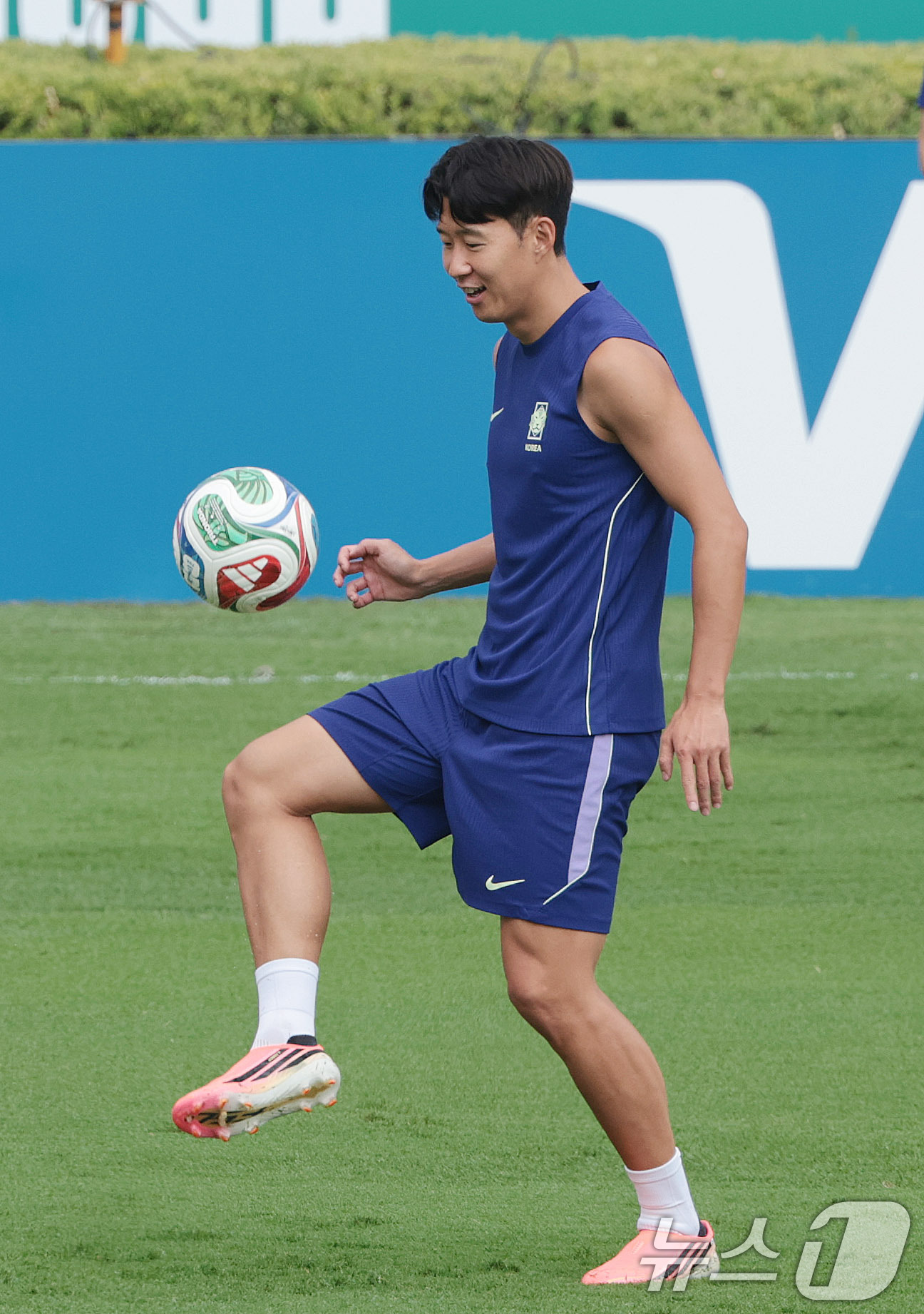 (몬테레이(멕시코)=뉴스1) 박지혜 기자 = 대한민국 축구 국가대표팀 주장 손흥민이 23일(현지시간) 멕시코 몬테레이 유니버시티 스타디움에서 남아공과 조별리그 최종전을 앞두고 훈련 …