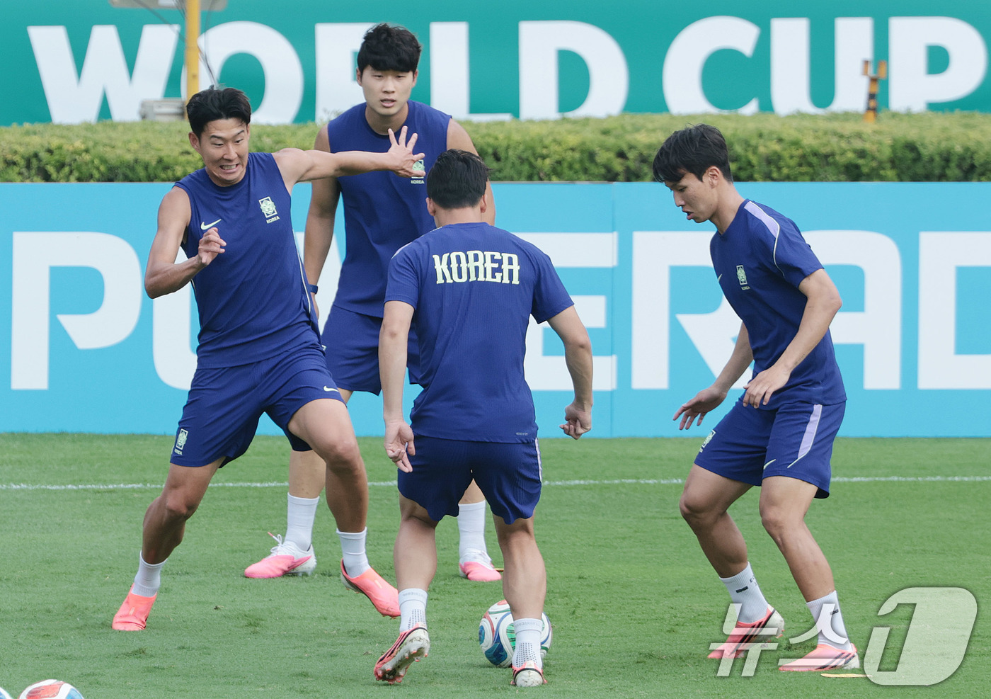 (몬테레이(멕시코)=뉴스1) 박지혜 기자 = 대한민국 축구 국가대표팀 주장 손흥민을 비롯한 선수들이 23일(현지시간) 멕시코 몬테레이 유니버시티 스타디움에서 남아공과 조별리그 최종 …