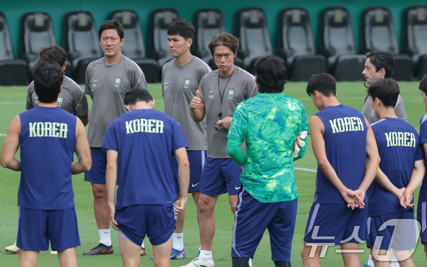 본문 이미지 - 대한민국 축구 국가대표팀 홍명보 감독이 23일(현지시간) 멕시코 몬테레이 유니버시티 스타디움에서 남아공과 조별리그 최종전을 앞두고 훈련에 앞서 선수들과 대화를 나누고 있다. 2026.6.24 ⓒ 뉴스1 박지혜 기자