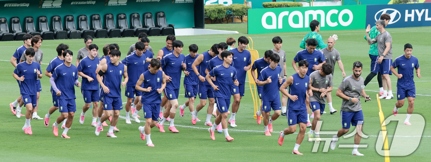 (몬테레이(멕시코)=뉴스1) 박지혜 기자 = 대한민국 축구 국가대표팀 주장 손흥민을 비롯한 선수들이 23일(현지시간) 멕시코 몬테레이 유니버시티 스타디움에서 남아공과 조별리그 최종 …