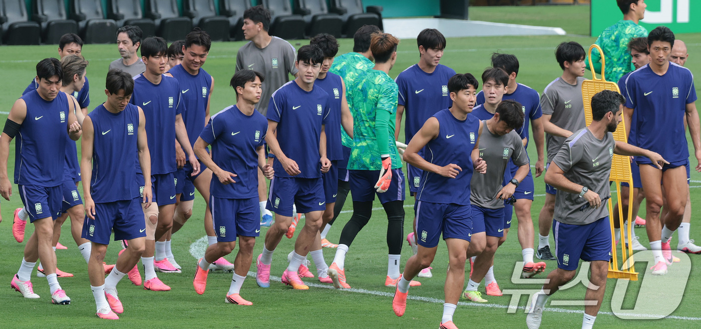 (몬테레이(멕시코)=뉴스1) 박지혜 기자 = 대한민국 축구 국가대표팀 주장 손흥민을 비롯한 선수들이 23일(현지시간) 멕시코 몬테레이 유니버시티 스타디움에서 남아공과 조별리그 최종 …