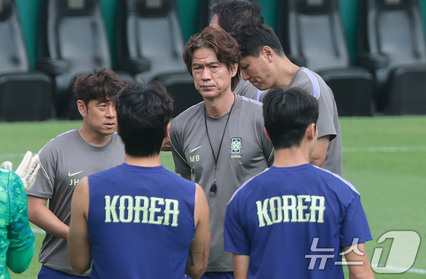 본문 이미지 - 대한민국 축구 국가대표팀 홍명보 감독이 23일(현지시간) 멕시코 몬테레이 유니버시티 스타디움에서 남아공과 조별리그 최종전을 앞두고 훈련에 앞서 선수들과 대화를 나누고 있다. 2026.6.24 ⓒ 뉴스1 박지혜 기자