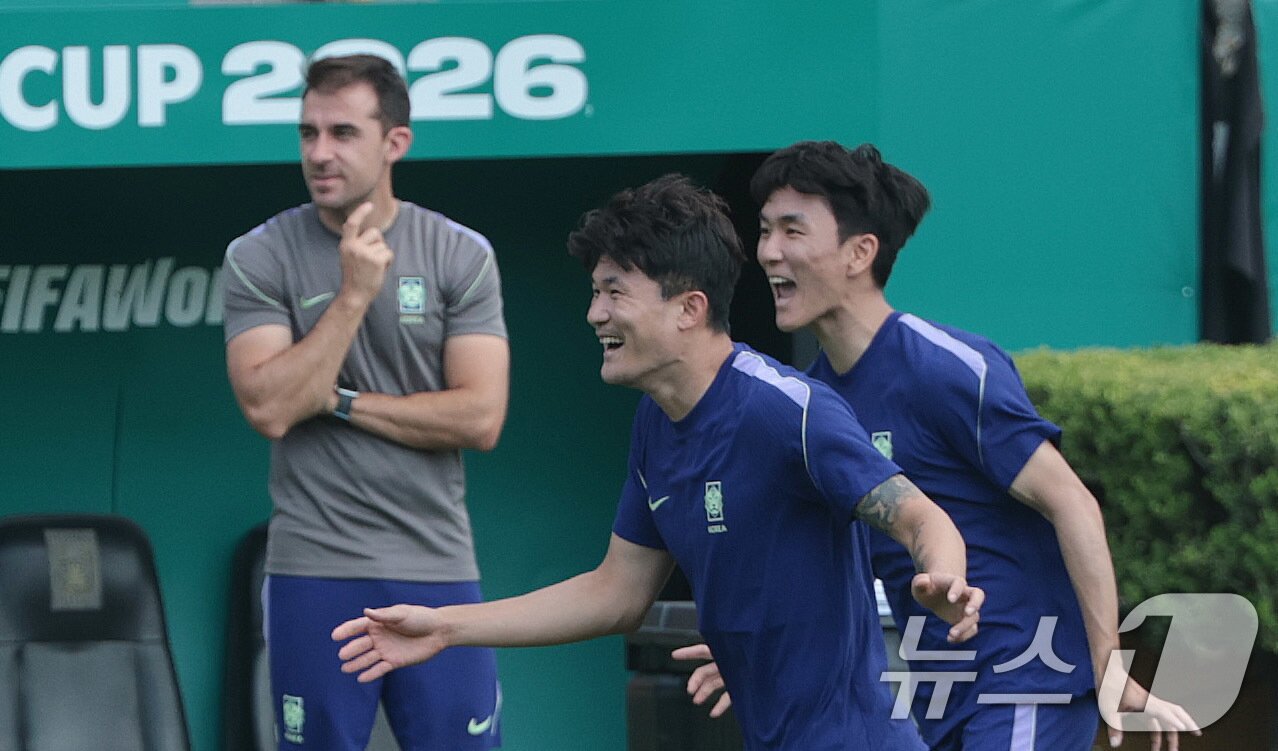 본문 이미지 - 대한민국 축구 국가대표팀 김민재와 황인범이23일(현지시간) 멕시코 몬테레이 유니버시티 스타디움에서 남아공과 조별리그 최종전을 앞두고 훈련을 하고 있다. 2026.6.24 ⓒ 뉴스1 박지혜 기자