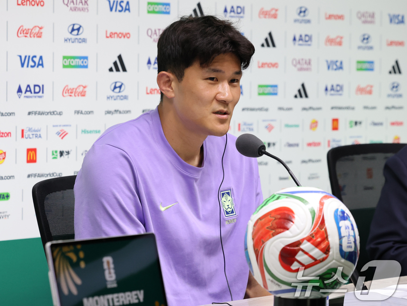(몬테레이(멕시코)=뉴스1) 임세영 기자 = 대한민국 축구대표팀 김민재가 23일(현지시간) 멕시코 누에보 레온주 몬테레이 스타디움에서 열린 대한민국 공식 기자회견에서 취재진의 질문 …