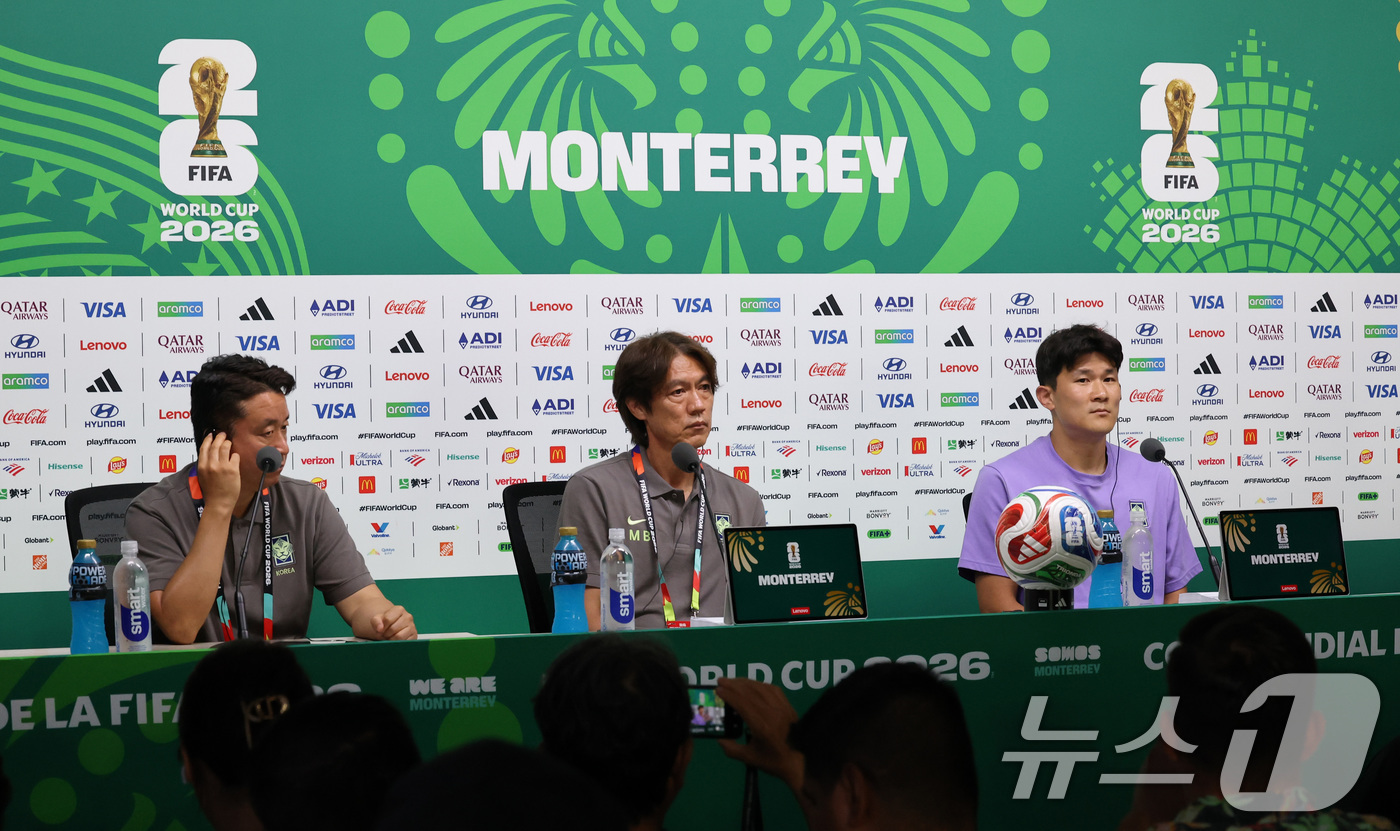 (몬테레이(멕시코)=뉴스1) 임세영 기자 = 홍명보 대한민국 축구대표팀 감독(가운데)과 김민재가 23일(현지시간) 멕시코 누에보 레온주 몬테레이 스타디움에서 열린 대한민국 공식 기 …