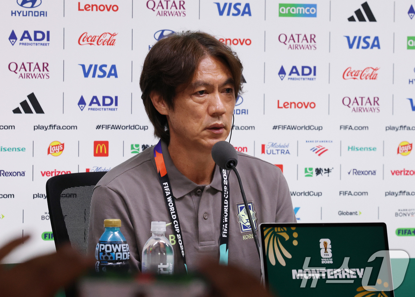 (몬테레이(멕시코)=뉴스1) 임세영 기자 = 홍명보 대한민국 축구대표팀 감독과 김민재가 23일(현지시간) 멕시코 누에보 레온주 몬테레이 스타디움에서 열린 대한민국 공식 기자회견에서 …