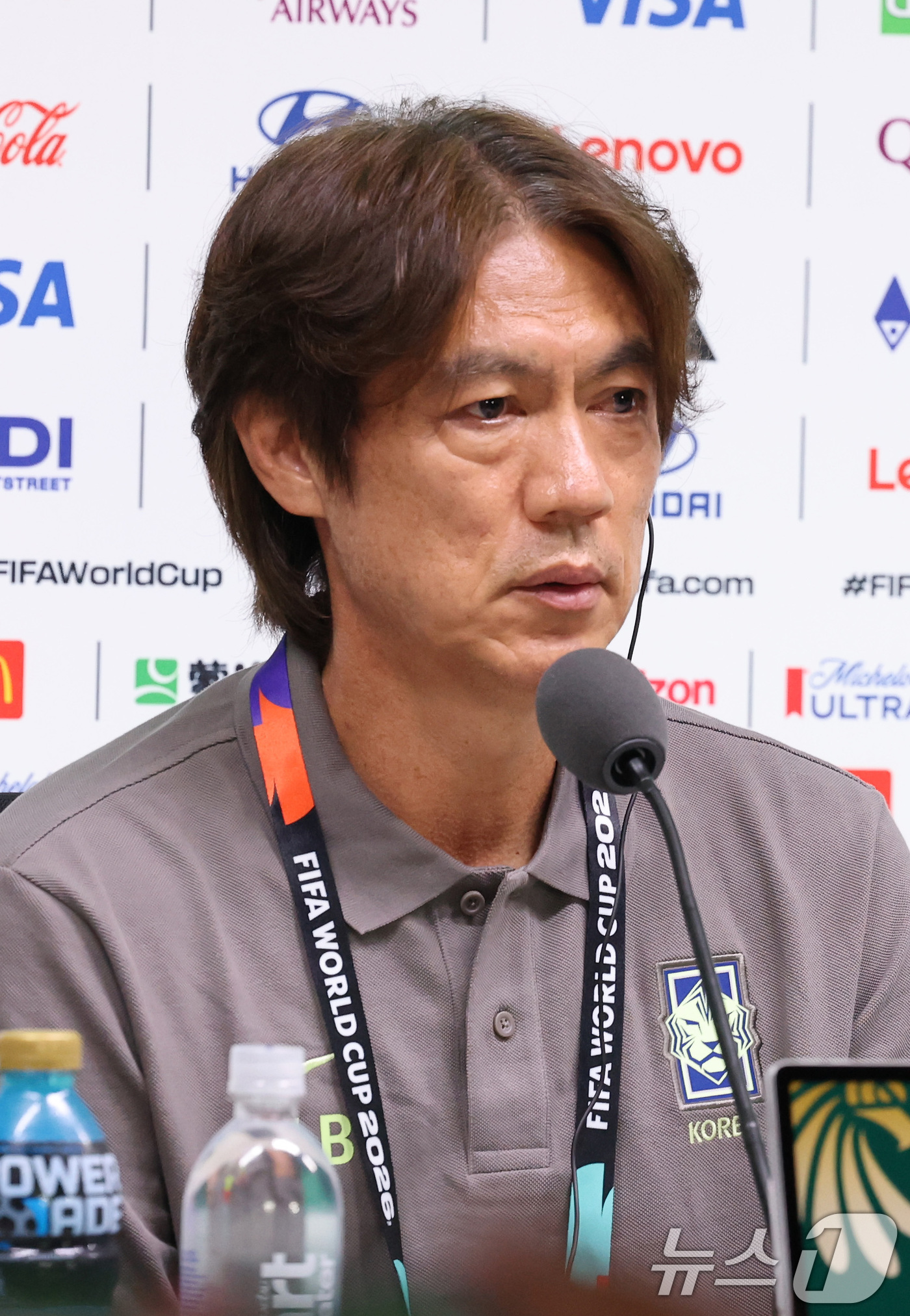 (몬테레이(멕시코)=뉴스1) 임세영 기자 = 홍명보 대한민국 축구대표팀 감독이 23일(현지시간) 멕시코 누에보 레온주 몬테레이 스타디움에서 열린 대한민국 공식 기자회견에서 취재진의 …