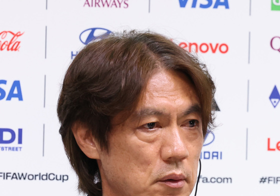 답변하는 홍명보 감독