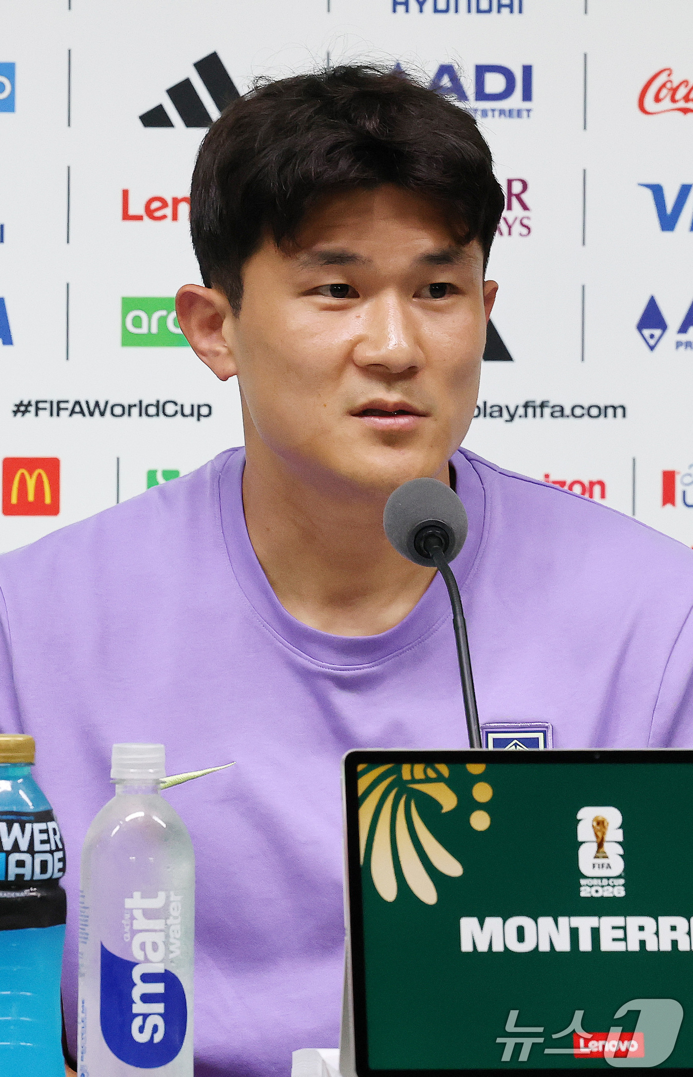 (몬테레이(멕시코)=뉴스1) 임세영 기자 = 홍명보 대한민국 축구대표팀 감독과 김민재가 23일(현지시간) 멕시코 누에보 레온주 몬테레이 스타디움에서 열린 대한민국 공식 기자회견에서 …