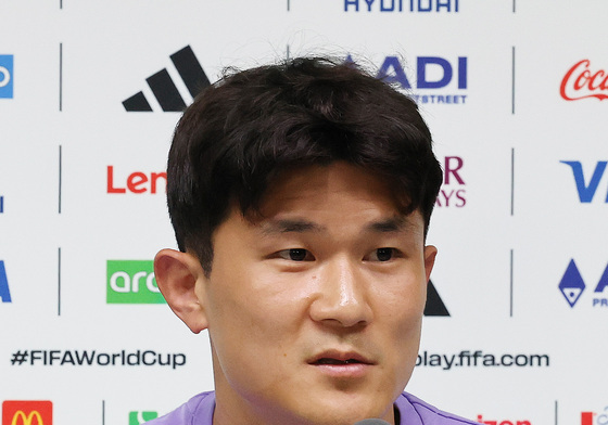 취재진 질문에 답하는 김민재