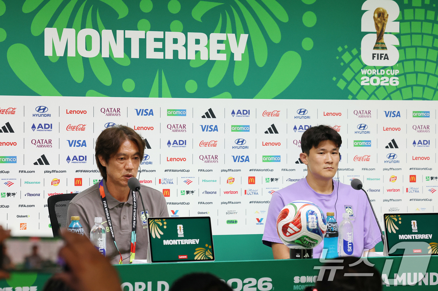 (몬테레이(멕시코)=뉴스1) 임세영 기자 = 홍명보 대한민국 축구대표팀 감독과 김민재가 23일(현지시간) 멕시코 누에보 레온주 몬테레이 스타디움에서 열린 대한민국 공식 기자회견에서 …