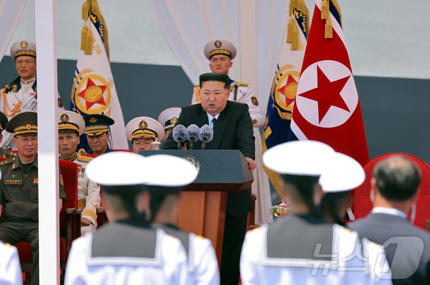 (평양 노동신문=뉴스1) = 24일 북한 노동당 기관지 노동신문은 전날 남포항에서 진행된 신형다목적구축함 '최현'호 취역식에 참석한 김정은 노동당 총비서가 "해군은 전략적 수단을 …