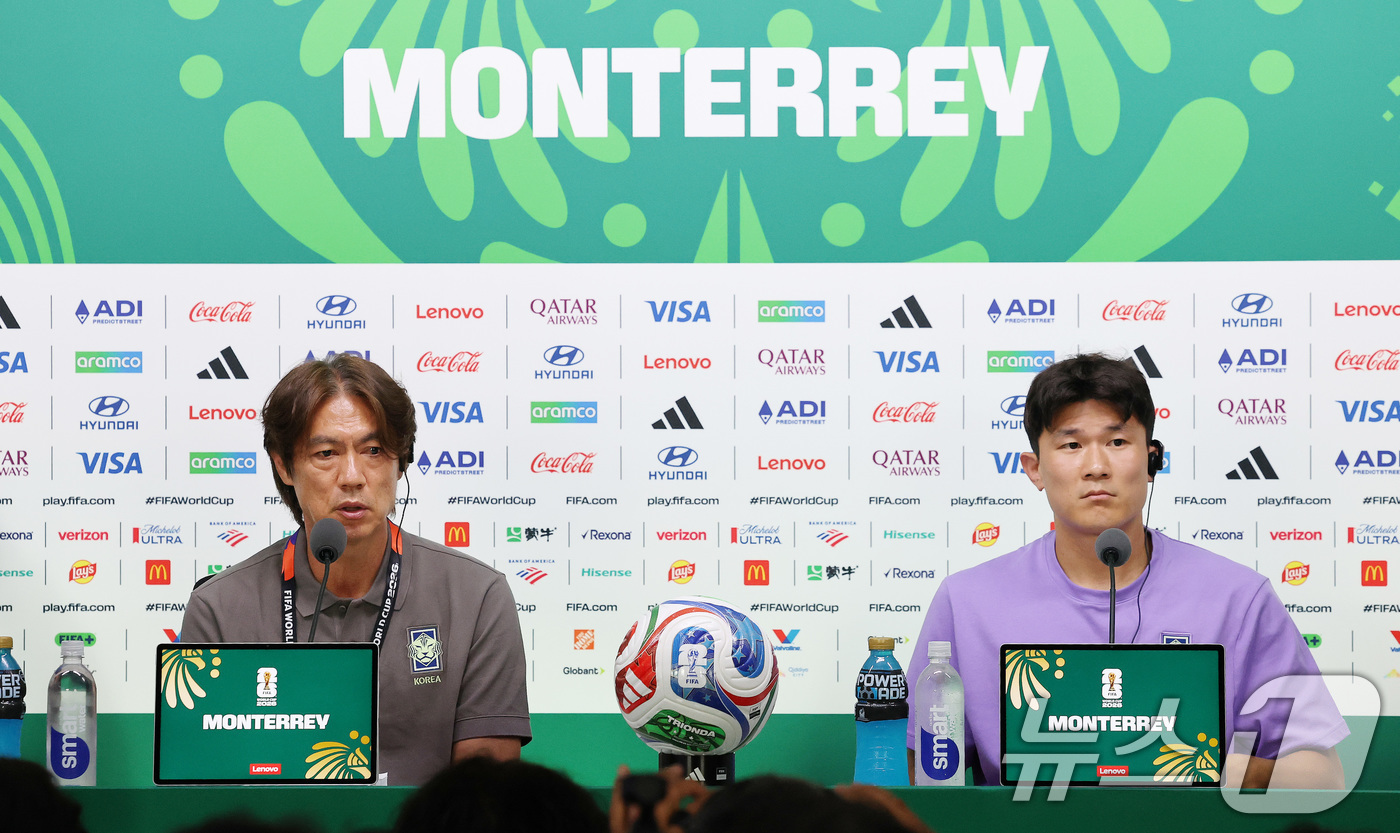(몬테레이(멕시코)=뉴스1) 임세영 기자 = 홍명보 대한민국 축구대표팀 감독과 김민재가 23일(현지시간) 멕시코 누에보 레온주 몬테레이 스타디움에서 열린 대한민국 공식 기자회견에서 …