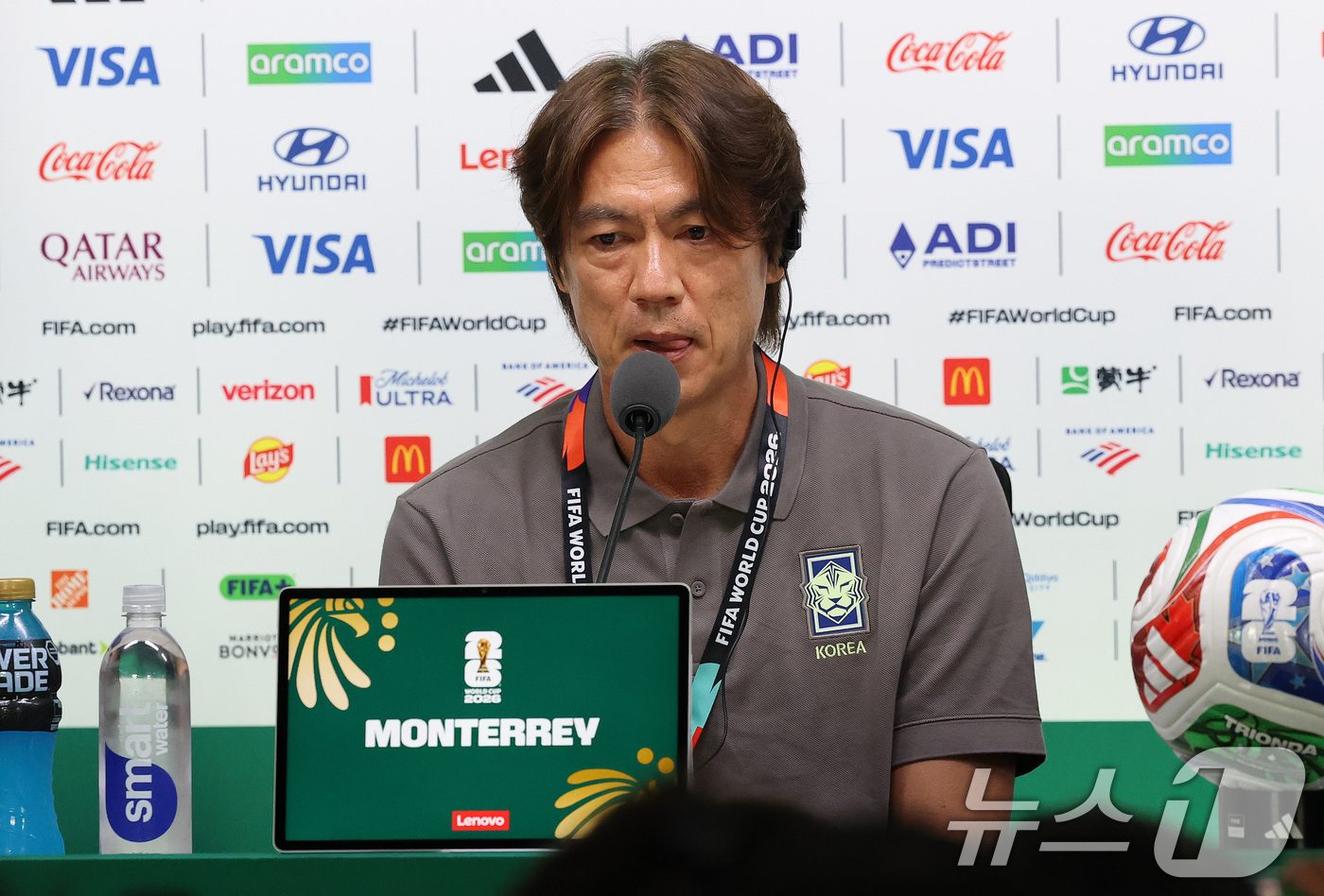 (몬테레이(멕시코)=뉴스1) 임세영 기자 = 홍명보 대한민국 축구대표팀 감독이 23일(현지시간) 멕시코 누에보 레온주 몬테레이 스타디움에서 열린 대한민국 공식 기자회견에서 취재진의 …