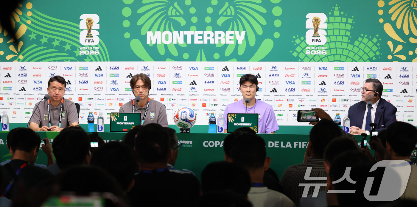 (몬테레이(멕시코)=뉴스1) 임세영 기자 = 홍명보 대한민국 축구대표팀 감독과 김민재가 23일(현지시간) 멕시코 누에보 레온주 몬테레이 스타디움에서 열린 대한민국 공식 기자회견에서 …