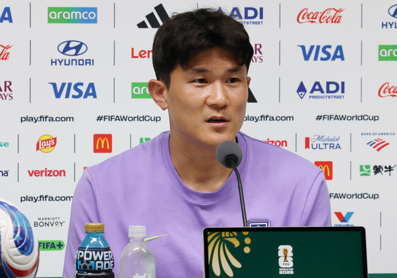 질문에 답하는 김민재