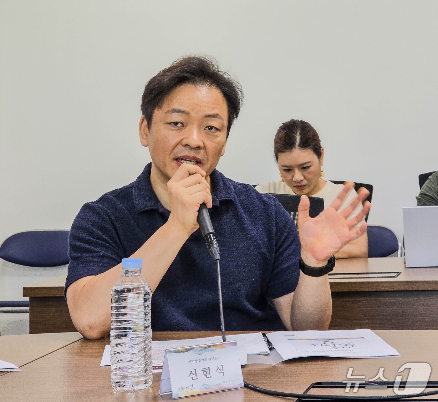 본문 이미지 - 아쟁연주자 신현식은 연주 행위 자체를 공기의 진동을 만지고 내면에 집중하는 명상의 연속으로 봤다. 서양음악과 국악의 경계를 넘어선 이번 무대에서는 시나위를 한국적 즉흥성과 수행성이 만나는 재즈로 해석한다.
