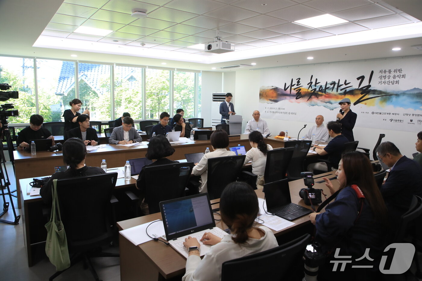 본문 이미지 - 재즈와 국악, 클래식을 결합한 100분 공동수행형 선명상음악회가 7월 7일 서울 마포아트센터에서 열린다. 재즈와 선명상은 무엇을 잘하거나 보여주겠다는 생각을 내려놓고 흐름 속에서 고요함을 찾는다는 점에서 맞닿는다.