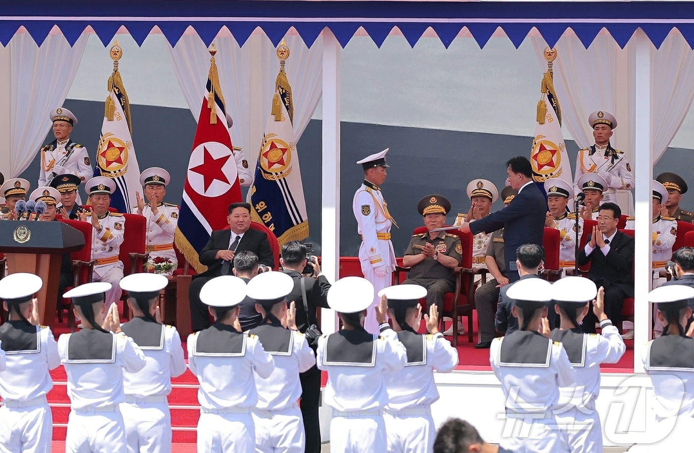 (평양 노동신문=뉴스1) = 북한 노동당 기관지 노동신문은 24일 신형다목적구축함 '최현'호가 남포항에서 취역식을 갖고 조선인민군 해군에 정식 취역했다고 보도했다. [국내에서만 사 …