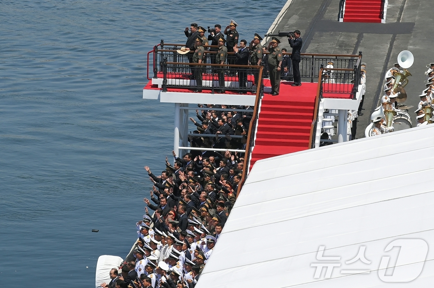 (평양 노동신문=뉴스1) = 북한 노동당 기관지 노동신문은 24일 신형다목적구축함 '최현'호가 취역식 이후 출항했다고 보도했다. [국내에서만 사용가능. 재배포 금지. DB 금지. …