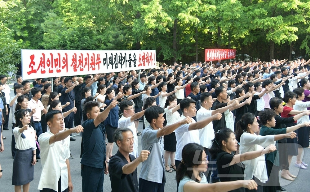 (평양 노동신문=뉴스1) = 북한 노동당 기관지 노동신문은 24일 "우리 인민의 마음속에 영원히 아물지 않는 원한의 상처를 남겼으며 오늘도 우리 공화국을 겨냥한 침략 전쟁 연습에 …