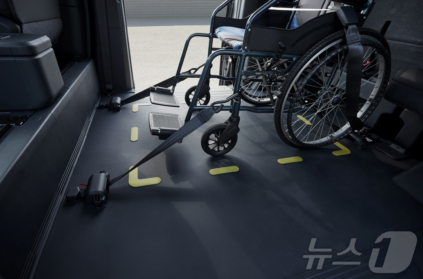 (서울=뉴스1) = 기아가 사단법인 한국지체장애인협회와 손을 잡고 '더 기아 PV5 WAV (Wheelchair Accessible Vehicle, 이하 PV5 WAV)'를 활용해 …