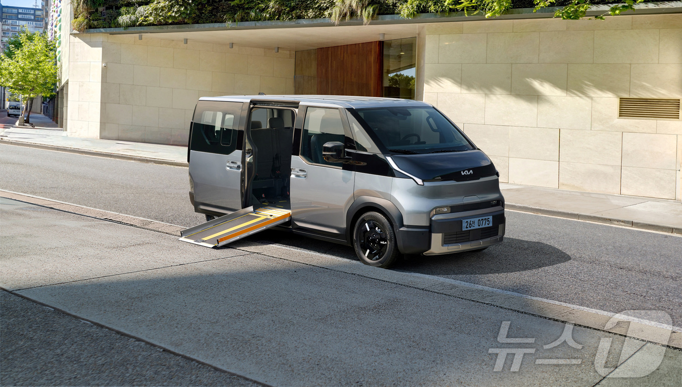 (서울=뉴스1) = 기아가 사단법인 한국지체장애인협회와 손을 잡고 '더 기아 PV5 WAV (Wheelchair Accessible Vehicle, 이하 PV5 WAV)'를 활용해 …