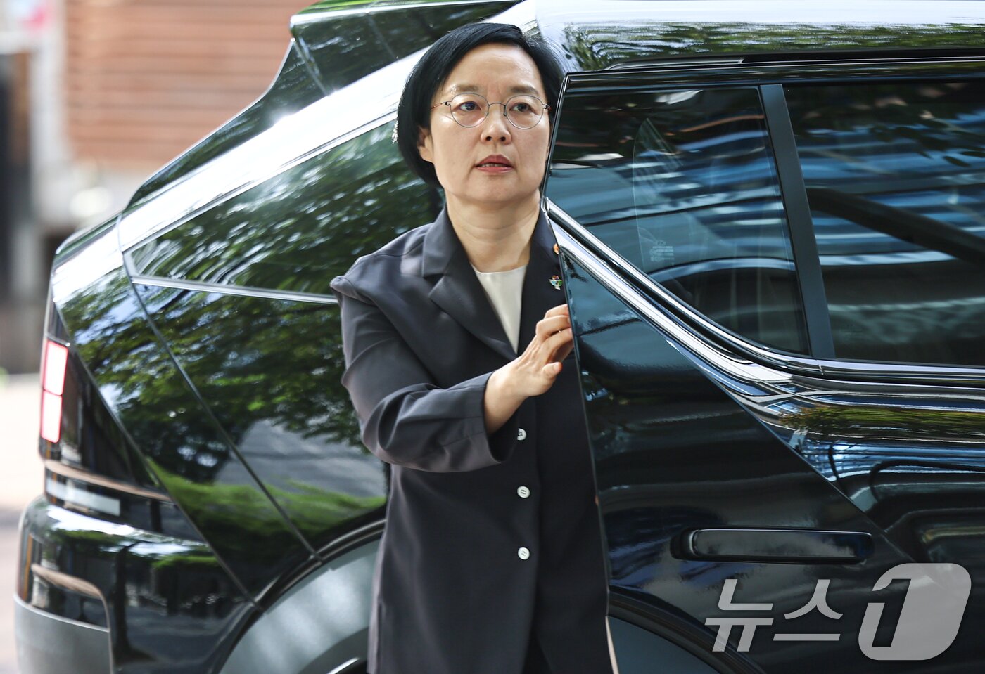 본문 이미지 - 한성숙 국무총리 후보자가 24일 오전 서울 종로구 통의동 금융감독연수원에 마련된 인사청문회 준비 사무실로 출근하고 있다. 2026.6.24 ⓒ 뉴스1 김도우 기자