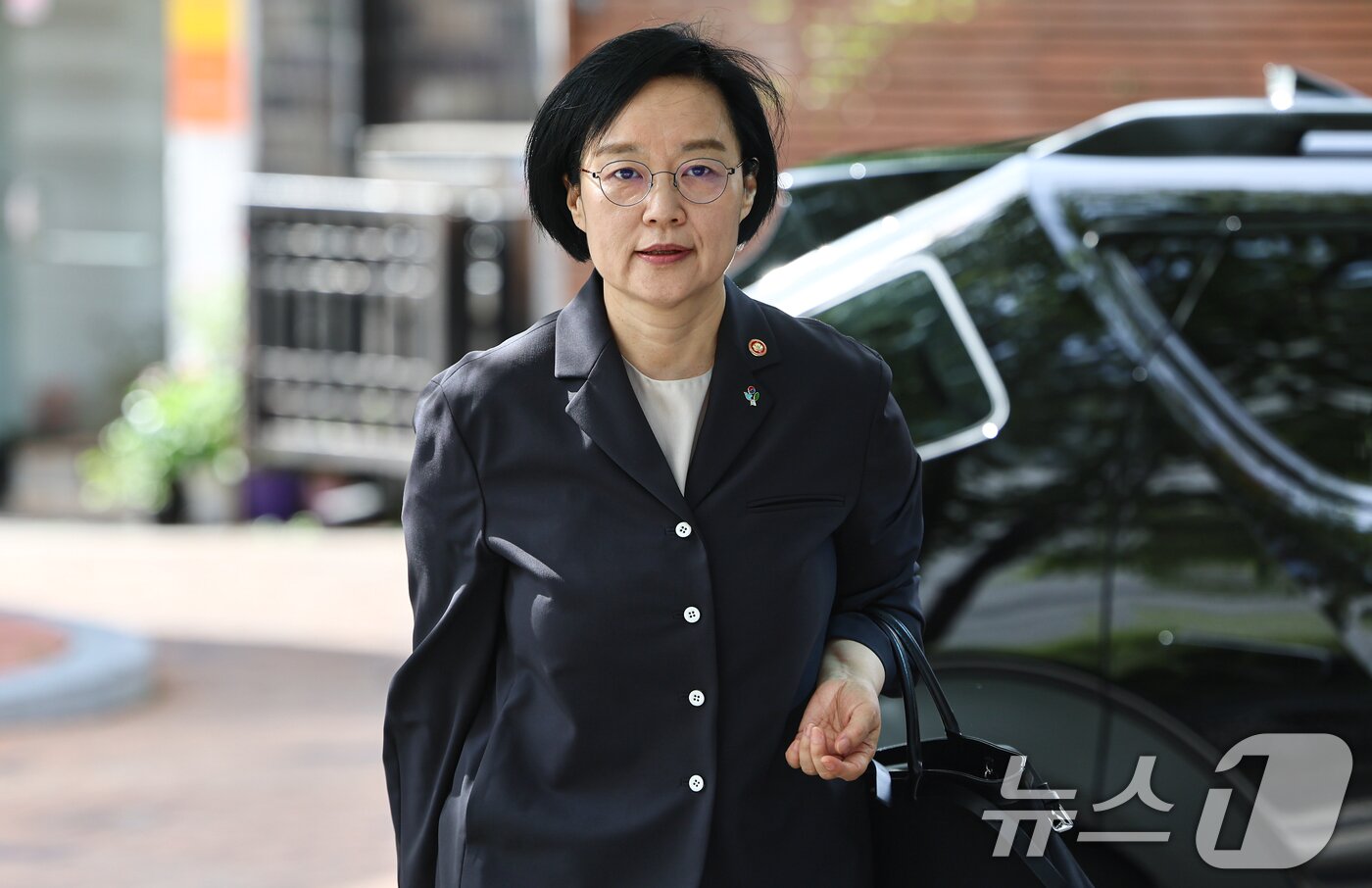 본문 이미지 - 한성숙 국무총리 후보자가 24일 오전 서울 종로구 통의동 금융감독연수원에 마련된 인사청문회 준비 사무실로 출근하고 있다. 2026.6.24 ⓒ 뉴스1 김도우 기자