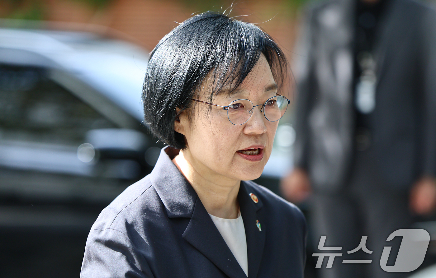 (서울=뉴스1) 김도우 기자 = 한성숙 국무총리 후보자가 24일 오전 서울 종로구 통의동 금융감독연수원에 마련된 인사청문회 준비 사무실로 출근하고 있다. 2026.6.24/뉴스1
