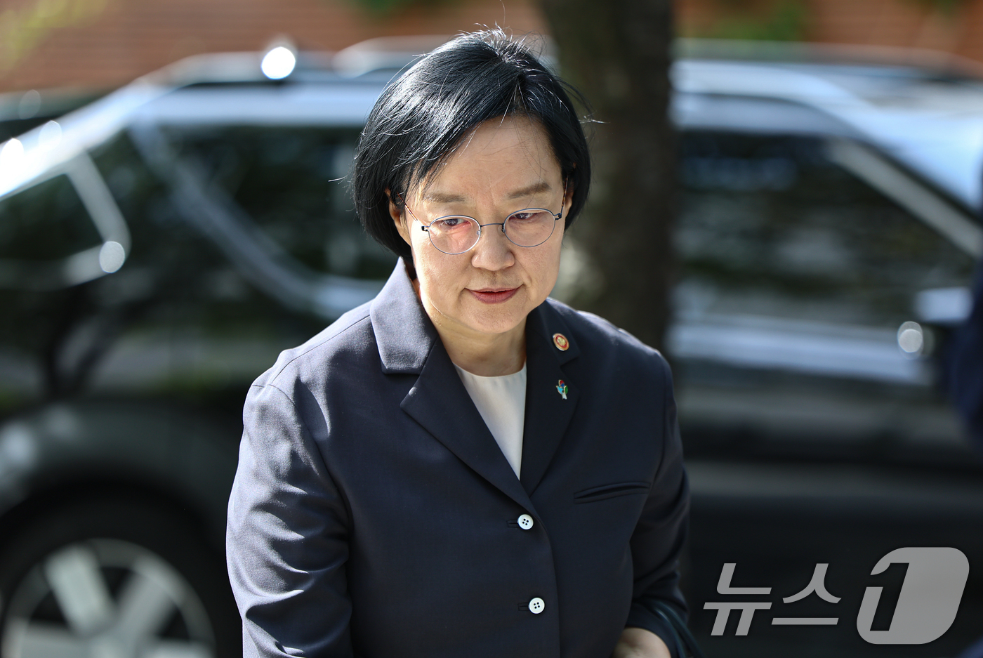 (서울=뉴스1) 김도우 기자 = 한성숙 국무총리 후보자가 24일 오전 서울 종로구 통의동 금융감독연수원에 마련된 인사청문회 준비 사무실로 출근하고 있다. 2026.6.24/뉴스1
